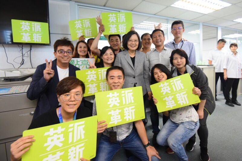 蔡英文受到民进党工热烈欢迎。(民进党提供)