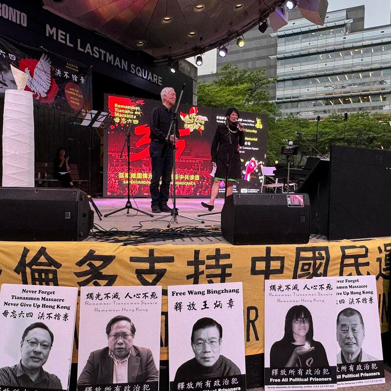 伦多市长邹至蕙(右)出席烛光晚会,强调烛光不灭丶人心不死。 (香港监察提供)