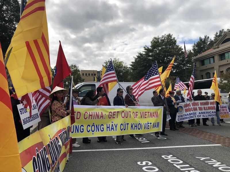 Cộng đồng người Việt biểu tình trước tòa đại sứ Trung Quốc tại thủ đô Washington, Dc sáng 5/10/2019.