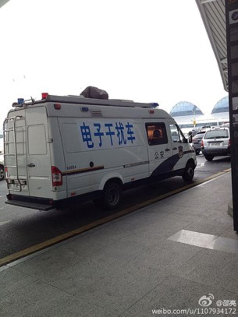 图片：启东警方在事发当天出动电子干扰车。（中国茉莉花革命网站）