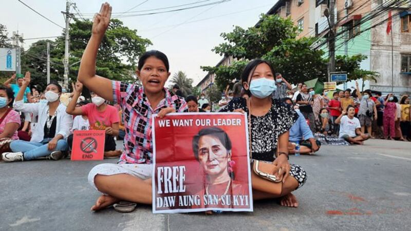 myanmar-protesters-shout-slogans-north-dagon-yangon-mar10-2021.jpg