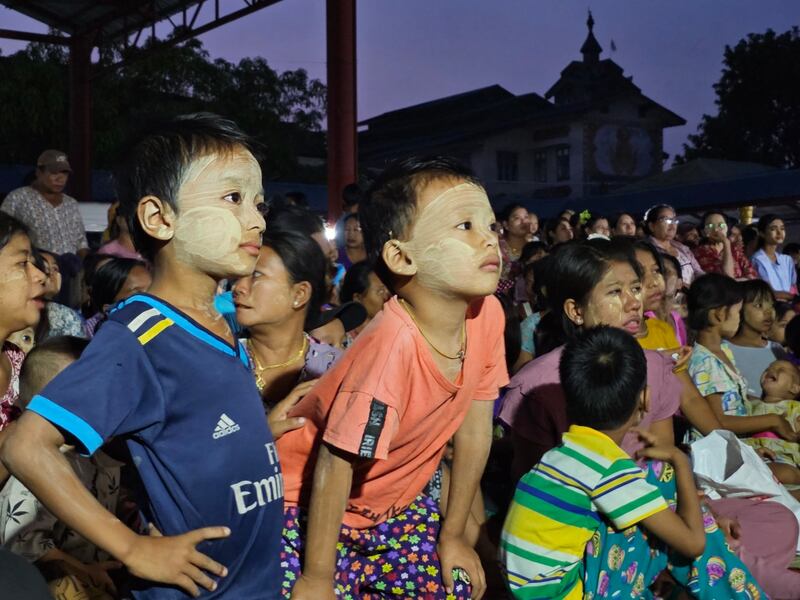 Children with Thanaka, a light-yellow cosmetic paste in their faces, gather to watch Ramayana being performed. (RFA photo)