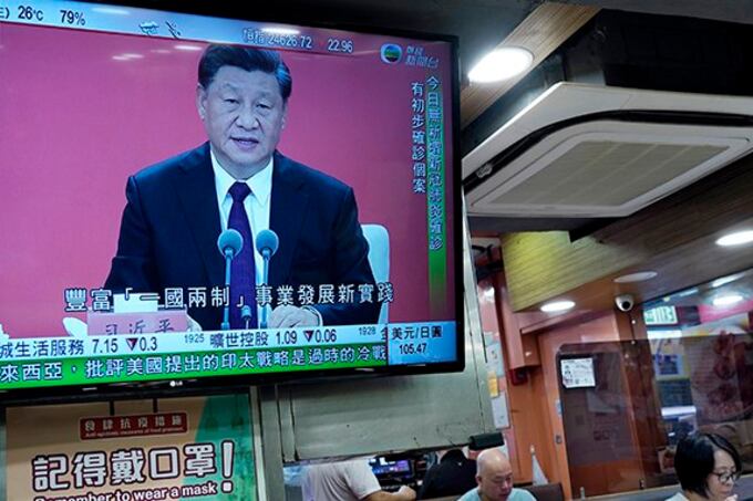 香港电视上播出的中国领导人习近平2020年10月14日在深圳发表长篇演讲的画面(美联社)