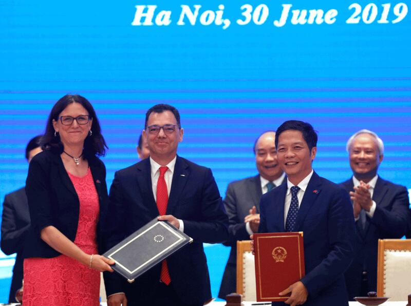 Hình minh họa. Đại diện Thương mại của EU Cecilia Malmstrom, Bộ trưởng kinh doanh, thương mại và doanh nghiệp của Romanie Stefan Radu Oprea cùng Bộ Trưởng Công Thương Trần Tuấn Anh dự lễ ký EVFTA ở Hà Nội hôm 30/6/2019