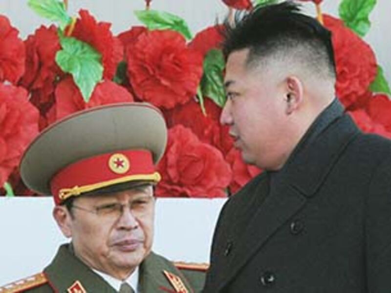 김정은 북한 국방위 제1위원장의 고모부이자 김정은 체제의 2인자 역할을 해 온 장성택 북한 국방위원회 부위원장이 최근 실각했을 가능성이 높은 것으로 알려졌다. 사진은 2012년 2월 평양에서 열린 군사 퍼리에드 당시 김정은 제1위원장과 장성택 부위원장의 모습. 