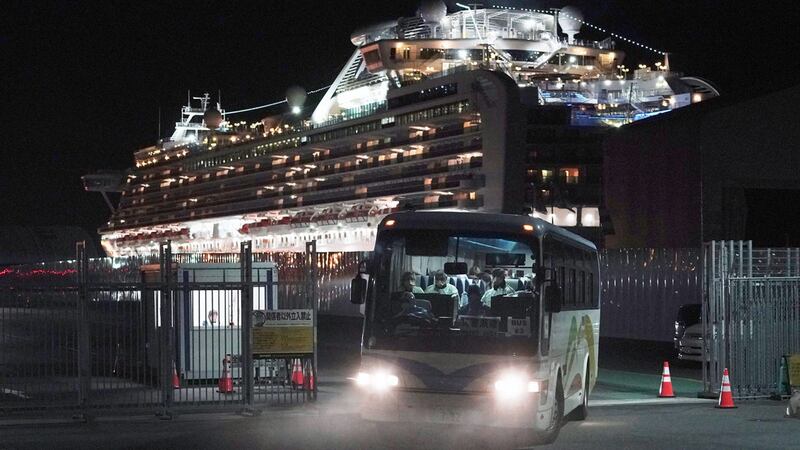 钻石公主号19号解除14天检疫隔离，首批约500名未感染武汉肺炎者下船受到高度关注。（美联社）