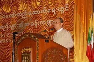 ရန်ကုန်တက္ကသိုလ် စိန်ရတုခန်းမမှာ နိုဝင်ဘာလ ၃ဝ ရက်နေ့ကကျင်းပခဲ့တဲ့ နိုင်ငံတော်တည်ဆောက်ရာမှာ လူထုအခြေပြုအဖွဲ့အစည်းတွေရဲ့ အခန်းကဏ္ဍနဲ့ ပတ်သက်တဲ့ ဆွေးနွေးပွဲမှာ သမ္မတ ဦးသိန်းစိန် မိန့်ခွန်းပြောကြားနေစဉ်