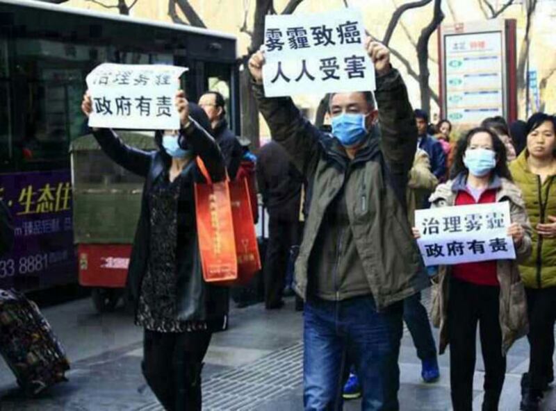 2015年3月8日，陝西省西安市網友張輝（右）和教師馮紅蓮，參與“還我藍天”的集會和遊行。（知情人士提供）