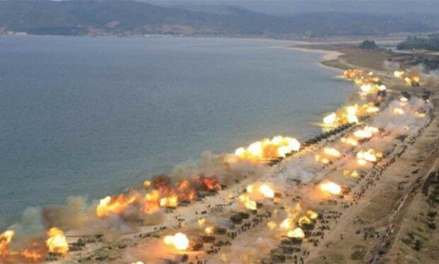 북한군은 지난 25일 김정은 북한 노동당 위원장이 참관한 가운데 창건 사상 최대 규모로 군종합동타격시위를 진행했다고 노동신문이 26일 보도했다. 사진은 군종합동타격시위에 참가한 화력부대들의 타격훈련 모습.
