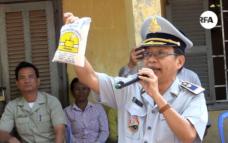 អនុប្រធាន​សាខា​កាំកុងត្រូល​ខេត្ត​ព្រះសីហនុ លោក ជា ប៉ិច អប់រំ​សិស្សានុសិស្ស​ពី​សារសំខាន់​នៃ​ការ​ត្រួត​ពិនិត្យ​ទំនិញ​មាន​គុណភាព នៅ​សាលា​បឋម និង​វិទ្យាល័យ ហ៊ុន សែន កំពង់សីលា ខេត្ត​ព្រះសីហនុ ថ្ងៃ​ទី​២១ ខែ​មីនា ឆ្នាំ​២០១៧។ 