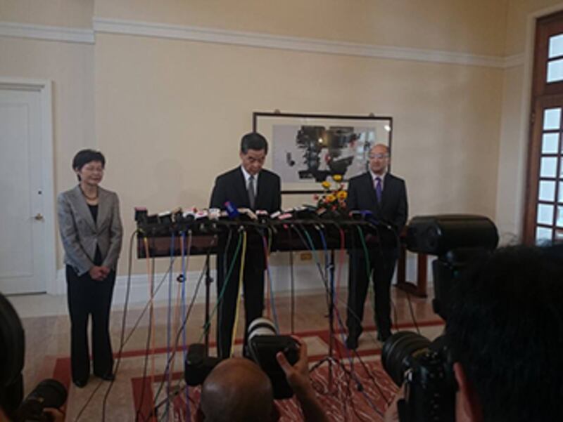 2014年10月16日,特首梁振英在記者上,認為警方能處理好有警察涉嫌過份使用武力的事件。(現場人士 提供)