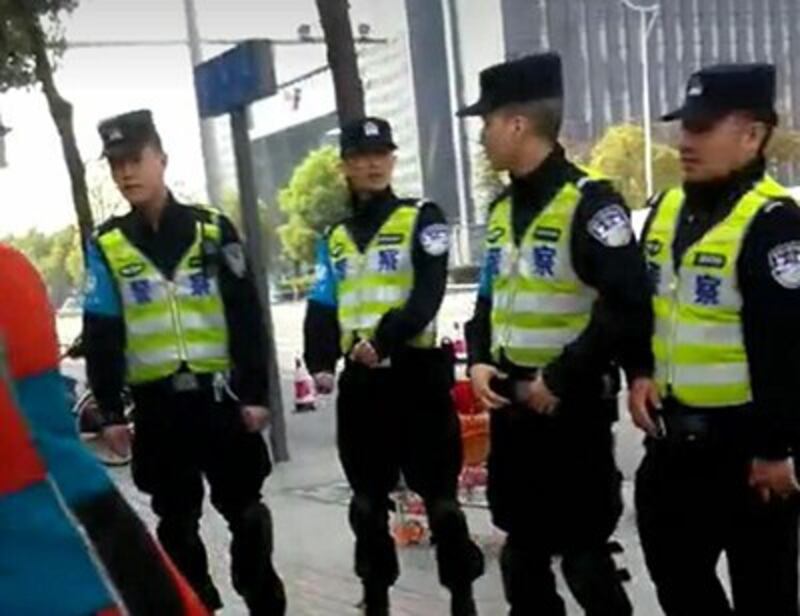 Police stand guard outside of Chen Yunfei's trial in Chengdu, March 31, 2017. Credit: RFA listener