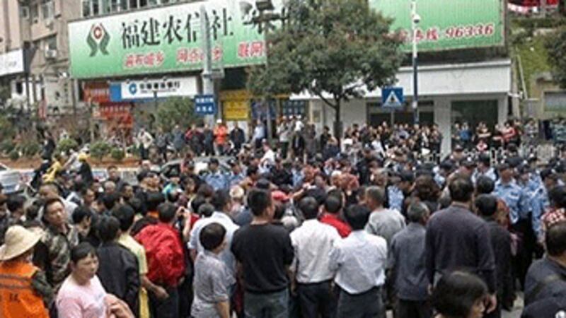 2013年4月28日，福建省南平市三百多名失地農民到市政府討說法，並在門外拉起維權橫額抗議，政府出動過百名警員暴力將村民驅散。(參與抗議農民攝)