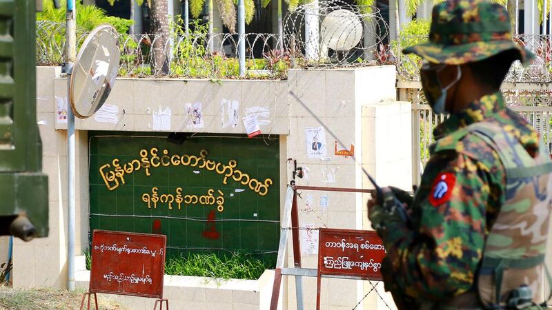 ရန်ကုန်မြို့ ဗဟိုဘဏ်ရှေ့တွင် စစ်ကောင်စီတပ်ဖွဲ့ဝင်တစ်ဦးအား ၂၀၂၁ ခုနှစ် ဖေဖော်ဝါရီလ ၁၅ ရက်နေ့က တွေ့ရစဉ်။ (Photo: RFA)