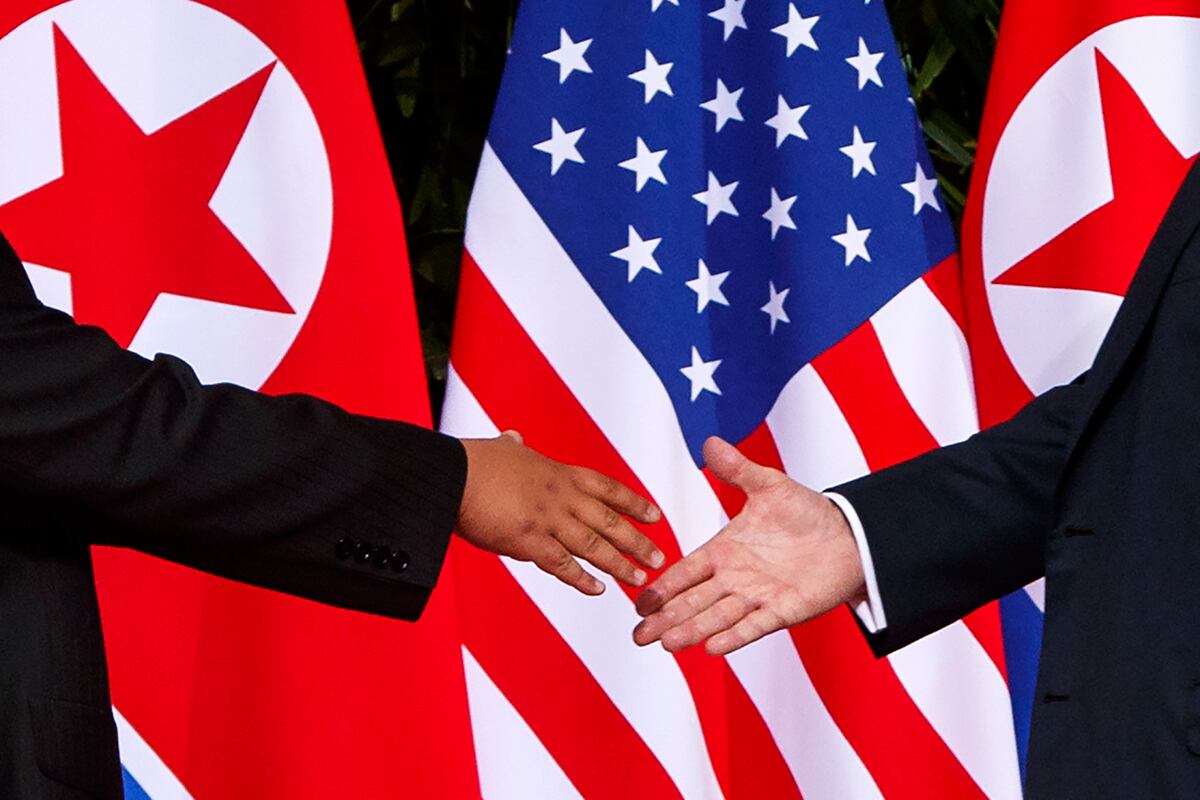 사진은 2018년 6월 12일 싱가포르에서 도널드 트럼프 전 미국 대통령과 김정은 북한 국무위원장이 만나 악수하는 모습.