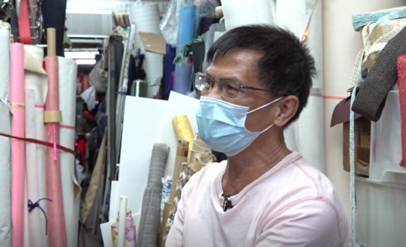 布行老闆禮哥坦言布藝已是夕陽行業,但希望新店進駐能帶旺社區。(鄧穎韜 攝)