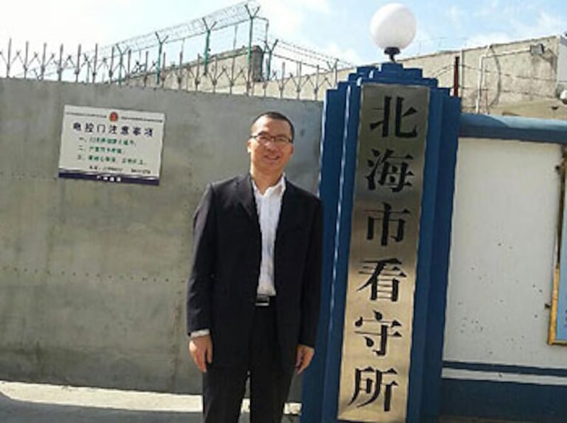 2013年2月07日,王興律師來到北海市看守所,等待會見獲刑三年仍在羈押的裴日紅。(相片經授權到微博下載使用)