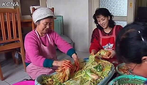 김장철을 맞아 김치 담그는 평양여성들.