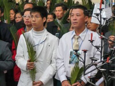 LS Lê Trần Luật (phải) tham gia bào chữa cho các giáo dân Thái Hà tại phiên tòa ở Hà Nội.