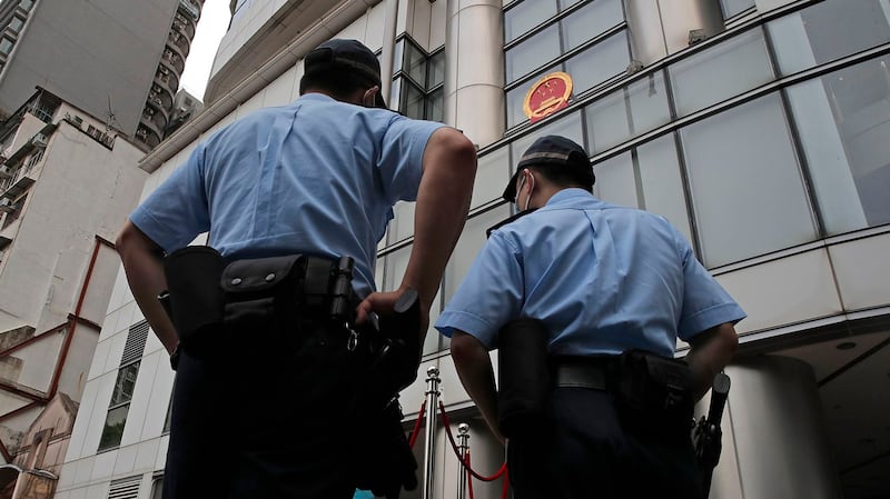 2020年7月7日,中国驻香港维护国家安全署挂牌,警察在外执勤。(美联社)