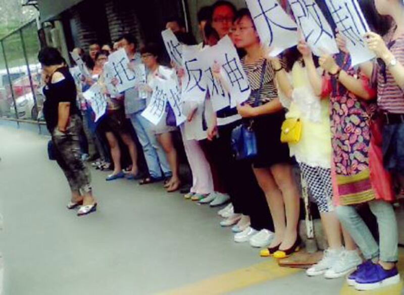 2014年5月27日，浙江廣播電視大學永嘉學院學生和老师，不滿政府未經諮詢，準備把學院轉賣給一所私營教育集團，連續在校園內抗議，並到縣教育局上訪。（學生攝）