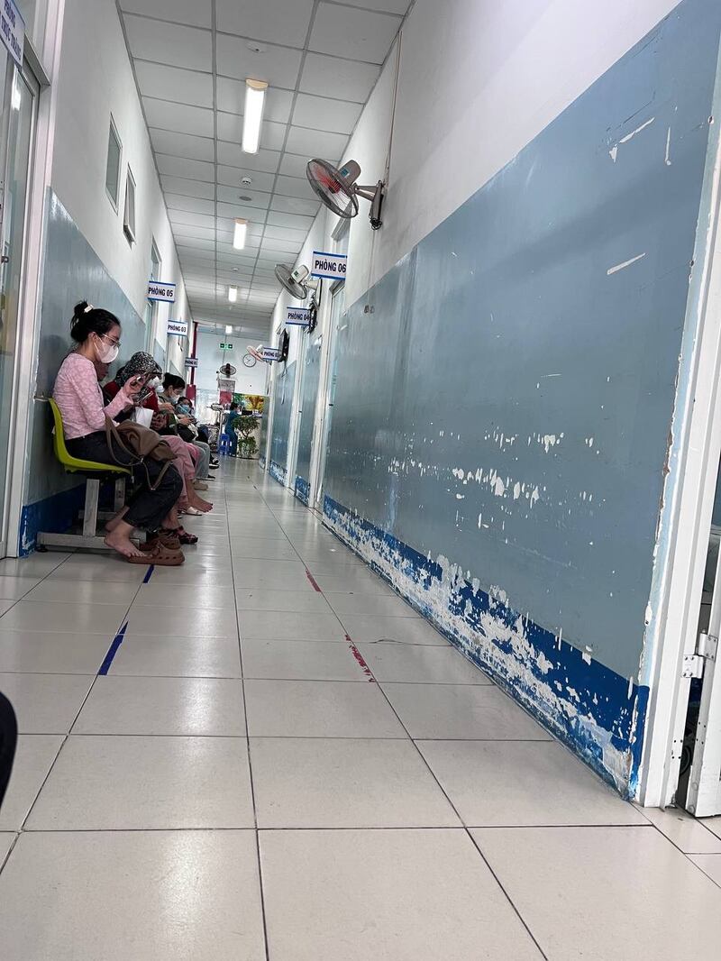 Hàng người chờ khám tại một bệnh viện ở Tp. HCM