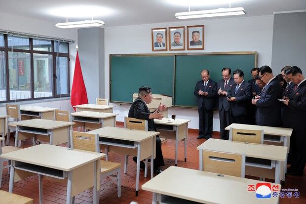 조선중앙통신은 김정은 북한 국무위원장이 지난 21일 금수산지구 노동당 중앙간부학교 준공식에 참석해 기념 연설을 했다고 지난 22일 보도했다. 교실 벽에 김정은 초상화가 김일성·김정일 초상화와 나란히 걸려있다.