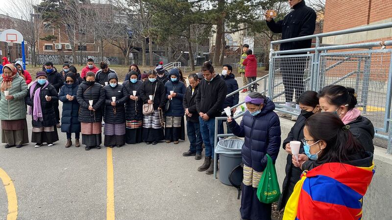 烛光会上藏人们呼吁加拿大当局关注,也谴责中国压迫西藏。(西藏青年会多伦多分会提供)