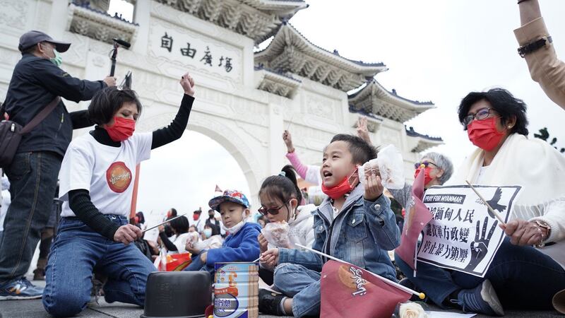三月二十一日在台缅人和台湾人,在台北自由广场声援抗议缅甸军政府行动。(记者李宗翰摄)