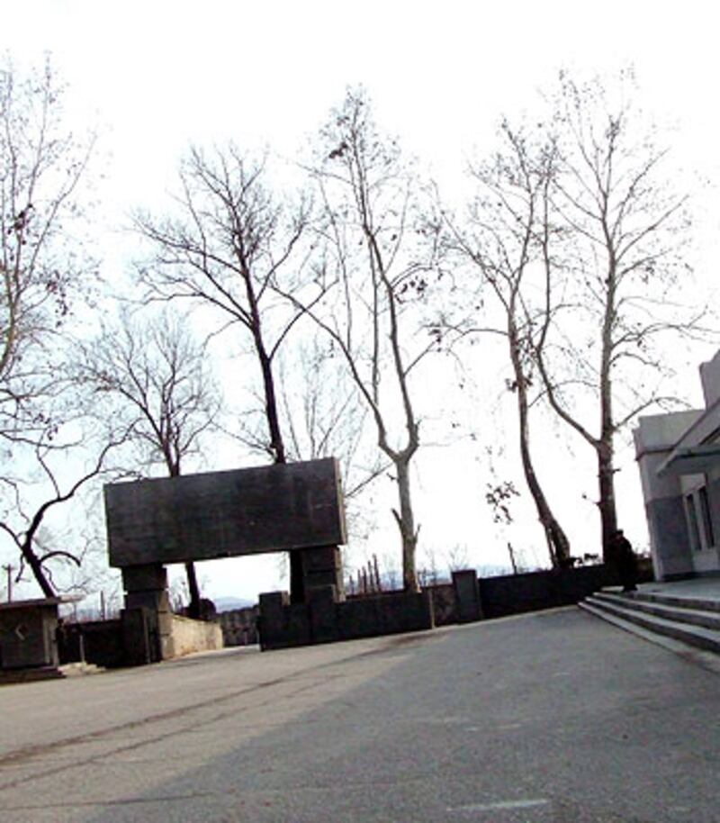 圖片3、6、9:記者繼續往南進發。朝鮮的開城特區,市區離南韓只有5公里,當地街頭氣氛表面大致平靜,實際上是外馳內張。在往南再過兩公里就是南韓的三八線緩衝區入口處,表面看不到任何軍事調動跡象,不過記者就在市區內,看見有工程隊正在攝氏零下12度的寒風中以原始的方式加固軍事設施,周圍有軍隊對他們進行監視。