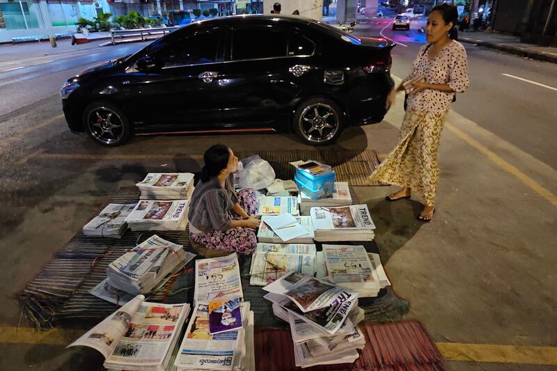 ရွှေဂုံတိုင်လမ်းဆုံ တံတားအောက်ရှိ သတင်းစာဖြန့်ချိရောင်းချနေကြသူများကို ၂၀၂၃ ခုနှစ် စက်တင်ဘာလ ၇ ရက်နေ့က တွေ့ရစဉ်။ (Photo: RFA)