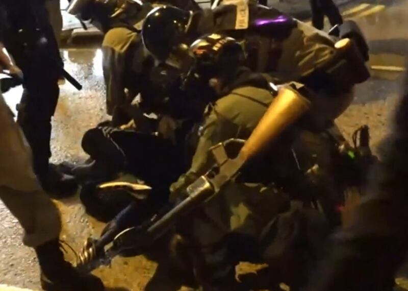 警方制服一名市民。（鄧穎韜 攝）