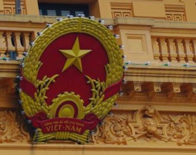 Biểu tượng Quốc gia Việt Nam bên ngoài Phủ chủ tịch tại Hà Nội, ảnh chụp ngày 21 tháng 11 năm 2013.