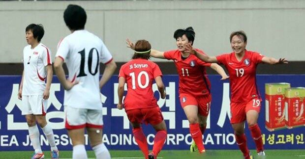 여자축구 대표팀 장슬기(19번)가 7일 평양 김일성경기장에서 열린 남북한 여자축구 아시안컵 예선전에서 동점골을 성공시킨 뒤 환호하고 있다.
