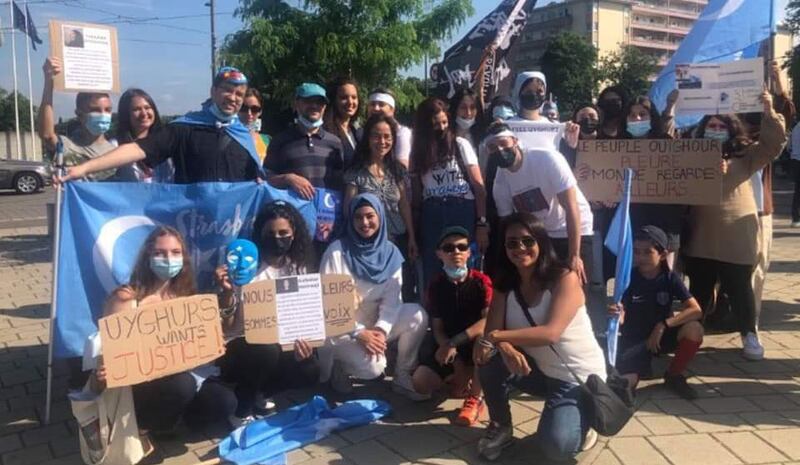دوكتور دىلنۇر رەيھان فىرانسىيەدە يەرلىك ياشلار گۇرۇپپىسى تەشكىللىگەن ئۇيغۇر قىرغىنچىلىقىنى تونۇتۇش نامايىشىدا. 2021- يىلى 21-ئىيۇن.