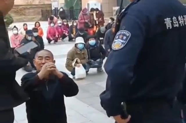 3月上旬,山东的一批贷款人向当地政府下跪,要求追查江海汇集团涉嫌合同诈骗。