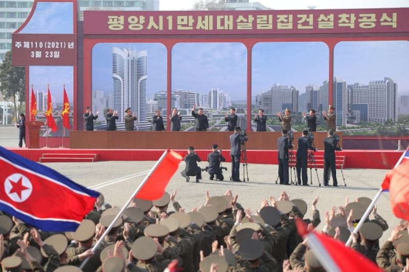 김정은 북한 국무위원장이 평양 주택 건설 착공식에 참석했다고 지난 24일 북한 관영매체인 '조선중앙통신'이 보도했다.