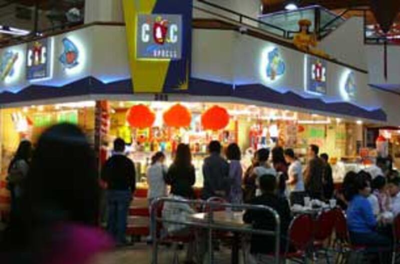 Khu ăn uống ở bên trong thương xá Phúc Lộc Thọ, ở Little Saigon, miền Nam California. Photo courtesy of friendship73.net