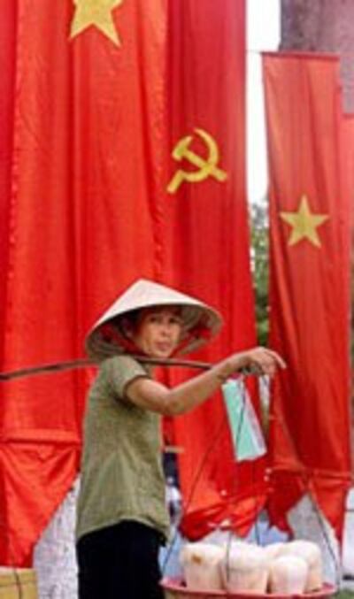 Những người bán hàng rong ở trung tâm thành phố HCM, 2013 AFP