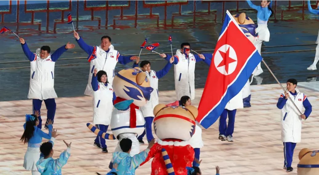 아시안게임 출전 북 선수단, 환하게 웃으며 등장