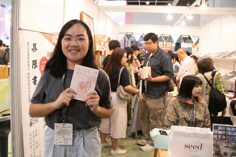 界限書店店員Leanne表示,不少讀者向他們查詢一些因「敏感」,而被中央圖書館下架的書籍。(張仕仁攝)