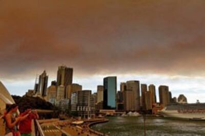Khói và tro từ vùng rừng cháy bao phủ đường chân trời thành phố Sydney vào ngày 17 tháng 10 năm 2013. AFP