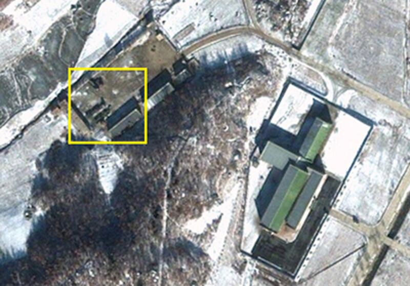 12월 4일, 동창리 발사장 인근 조립동에 주차된 장거리 로켓 운반 트레일러. 사진-Geoeye Satellite Image 제공