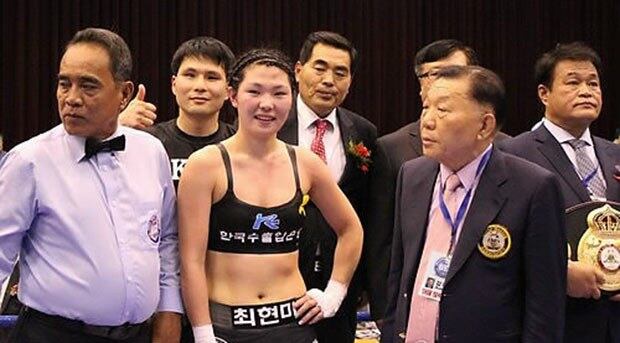 ‘새터민 복서' 최현미(24)가 지난 2014년 서울 노원구 과학기술대 특설링에서 열린 세계복싱협회(WBA) 슈퍼페더급(58.97kg급) 챔피언 타이틀 1차 방어전에서 태국의 롱마니트 시리완을 8라운드 TKO로 꺾은 뒤 기뻐하고 있다. 