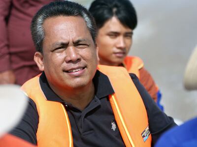 អ្នក​ស្រាវជ្រាវ​ការ​អភិវឌ្ឍ​សង្គម លោក កែម ឡី ពេល​ចុះ​សង្កេត​ដោយ​ផ្ទាល់​នៅ​តំបន់​ព្រំដែន​ទីតាំង​តំបន់​ថ្ម​៣​ដុំ ខេត្ត​តាកែវ កាល​ពី​ថ្ងៃ​ទី​៥ ខែ​ធ្នូ ឆ្នាំ​២០១៥។ RFA/Morm Moniroth