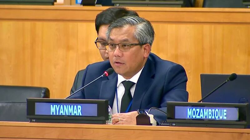 မြန်မာအမြဲတမ်းကိုယ်စားလှယ် သံအမတ်ကြီး ဦးကျော်မိုးထွန်းအား နယူးယောက်မြို့တွင် ၂၀၂၃ ခုနှစ်၊ အောက်တိုဘာလ ၄ ရက်နေ့က ကျင်းပသည့် (၇၈) ကြိမ်မြောက် ကုလသမဂ္ဂ အထွေထွေညီလာခံတွင် တွေ့ရစဉ်။ (ဓာတ်ပုံ - ကုလသမဂ္ဂဆိုင်ရာမြန်မာအမြဲတမ်းကိုယ်စားလှယ်ရုံး - ဖေ့စ်ဘွတ်ခ်)