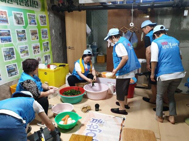 파주 지역에서 사는 탈북민들이 모여 만든 여원봉사단은 매달 셋째 주 일요일, 반찬 나눔 봉사를 나서고 있다.