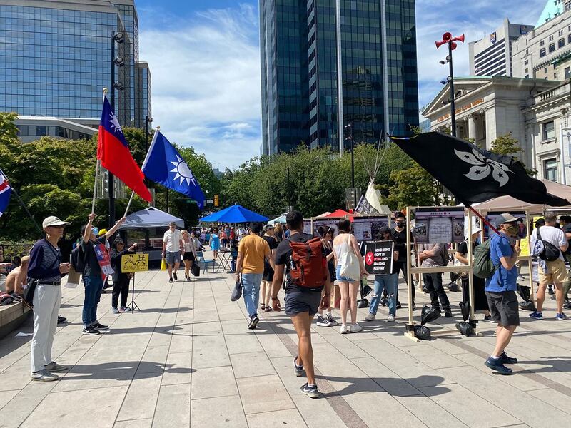 温哥华香港手足在市中心举办街站说明会。 (受访者小周提供)