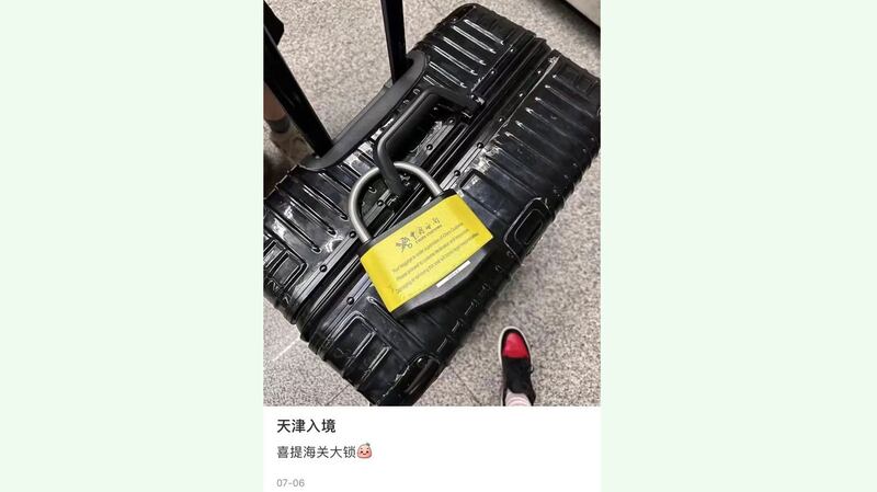 天津海关锁定一旅客行李,检查有无逃税商品。(网络截图/古亭提供)