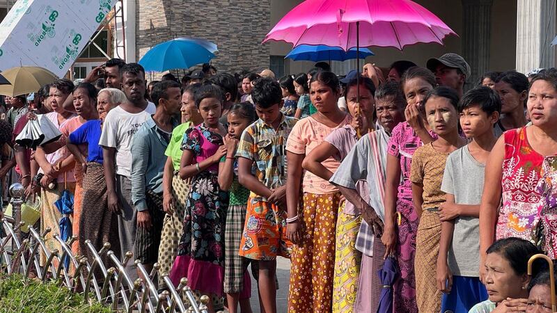 ရခိုင်ပြည်နယ် စစ်တွေမြို့တွင် စားအုန်းဆီ တစ်လီတာရရန် စောင့်ဆိုင်းနေကြသည့် ဒေသခံများအား ၂၀၂၃ ခုနှစ် ဒီဇင်ဘာ ၃ ရက်နေ့က တွေ့ရစဉ်။ (Photo: RFA)